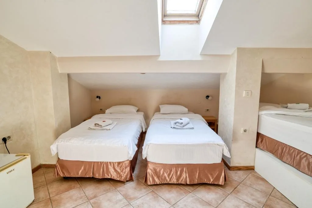 Triple Room with Rooftop Window (4th floor) — Hotel Rendez Vous